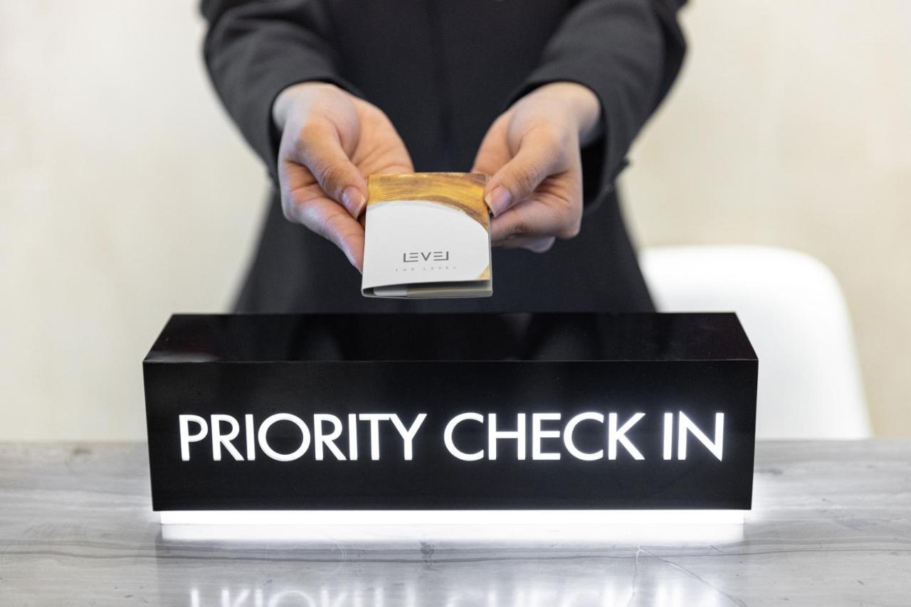 Hotel Melia Vinpearl Hue Exteriér fotografie Priority check-in at an airport