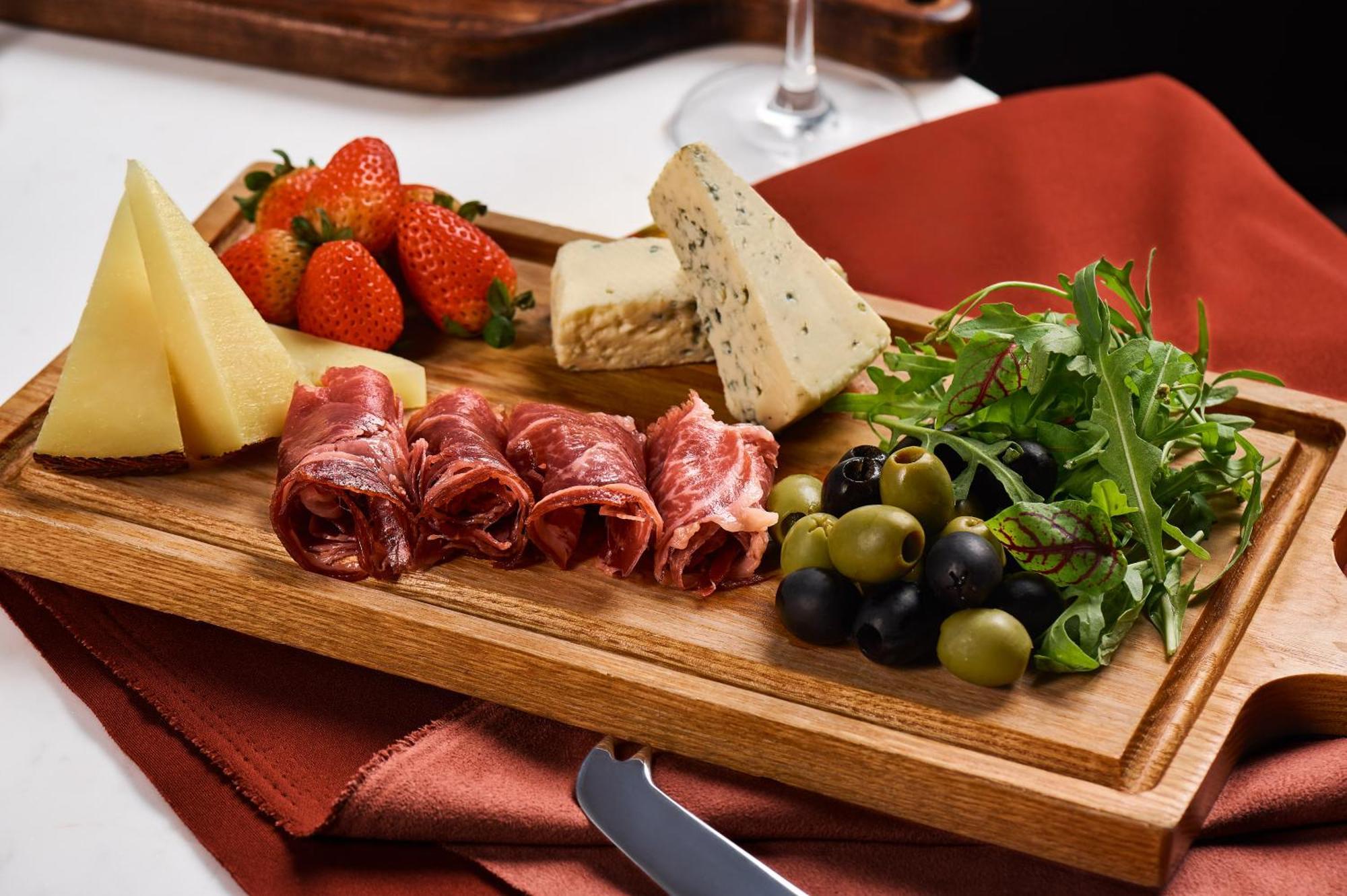 Hotel Melia Vinpearl Hue Exteriér fotografie A cheese and sausage platter