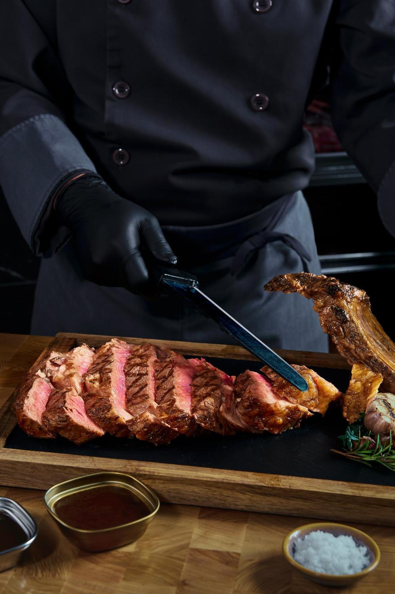Hotel Melia Vinpearl Hue Exteriér fotografie A chef slicing a steak