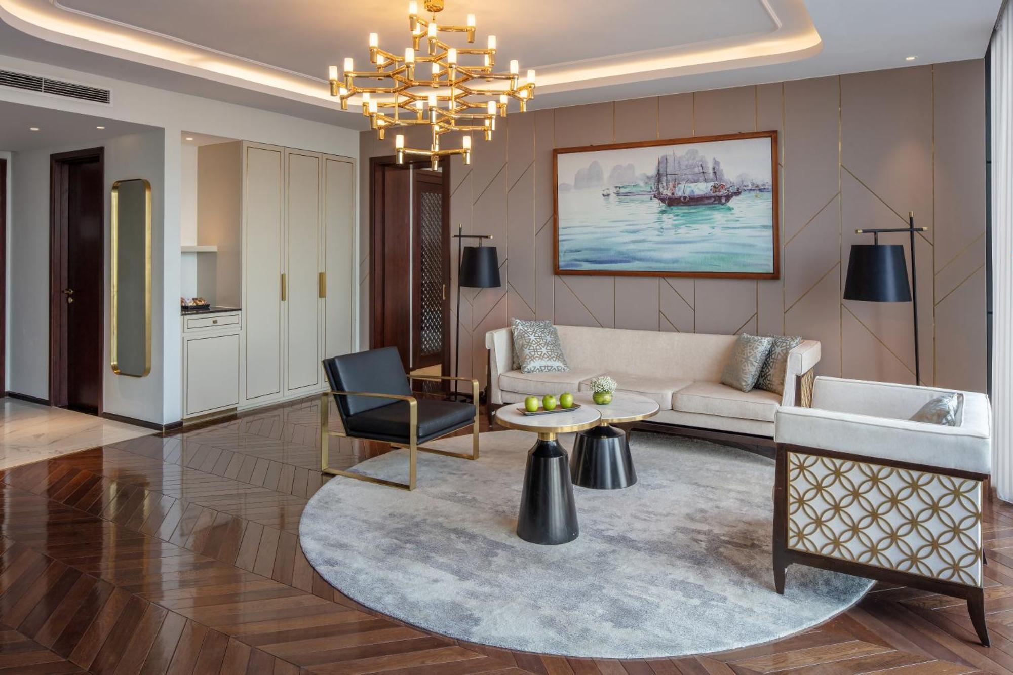 Hotel Melia Vinpearl Hue Pokoj fotografie A living room in a suite at the Ritz-Carlton, DIFC