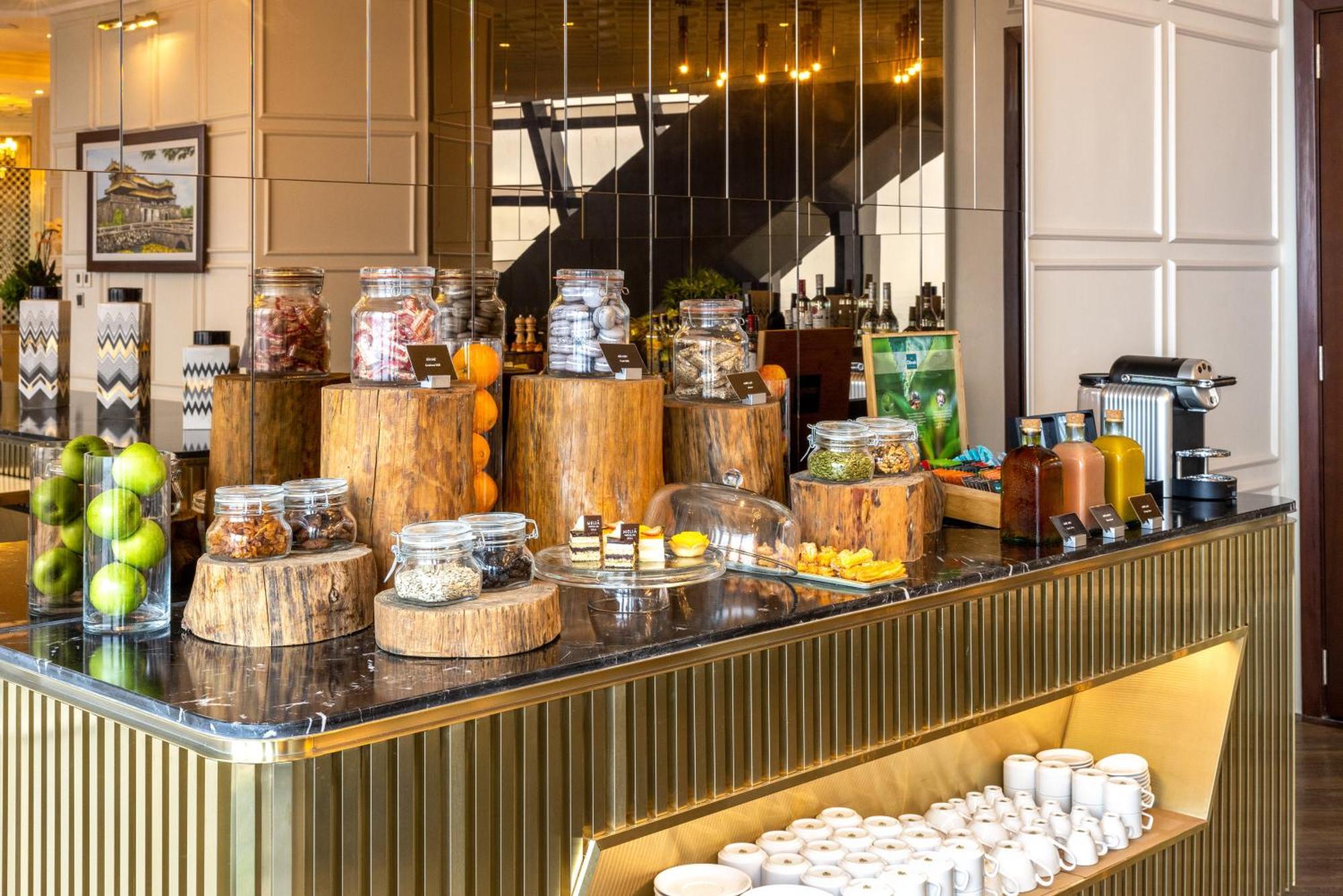 Hotel Melia Vinpearl Hue Exteriér fotografie The coffee bar at the hotel