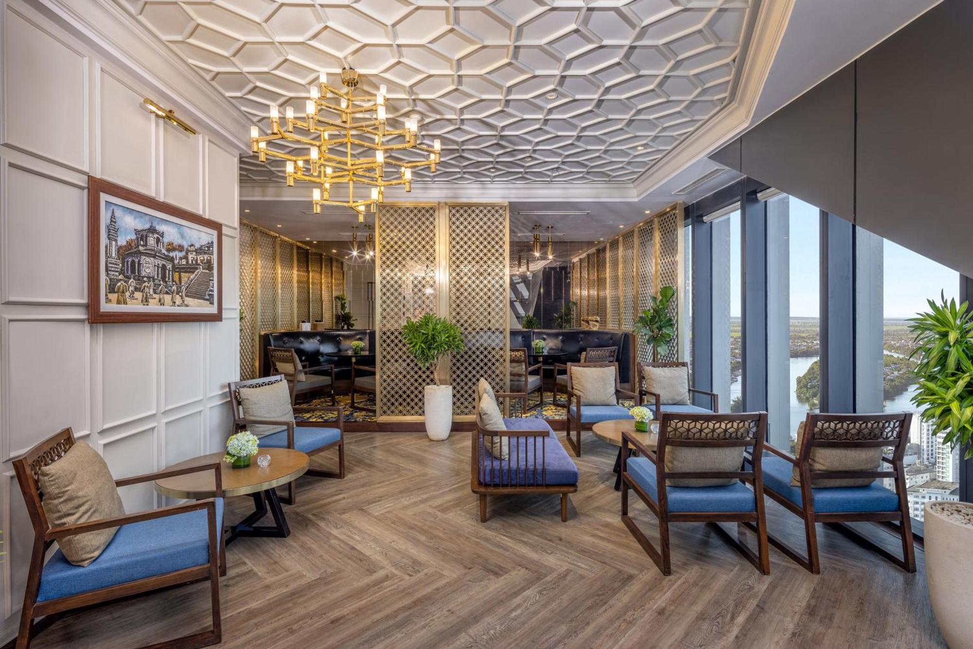 Hotel Melia Vinpearl Hue Exteriér fotografie The Club at The Royal