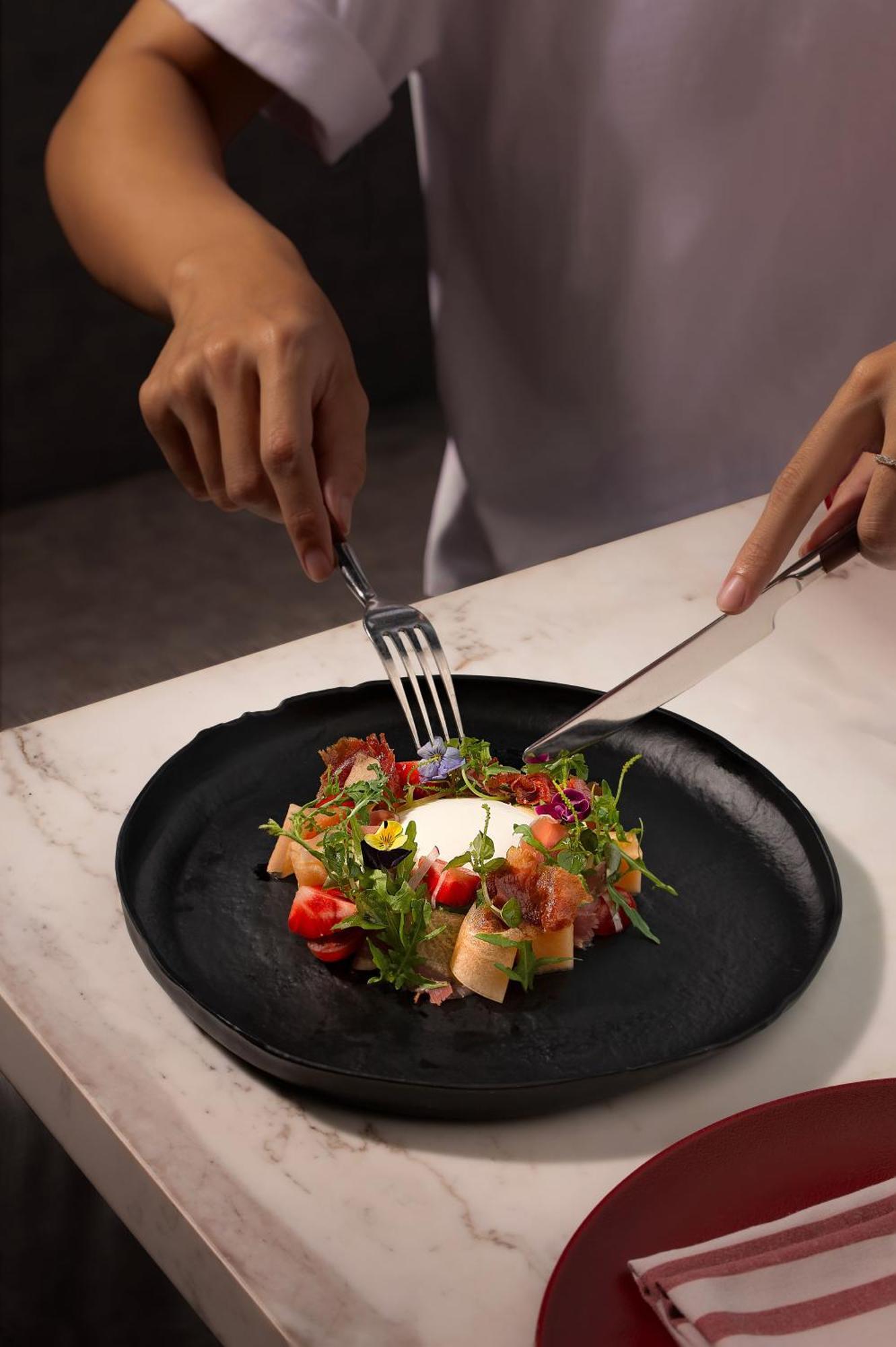 Hotel Melia Vinpearl Hue Exteriér fotografie A salad being cut with a knife and fork