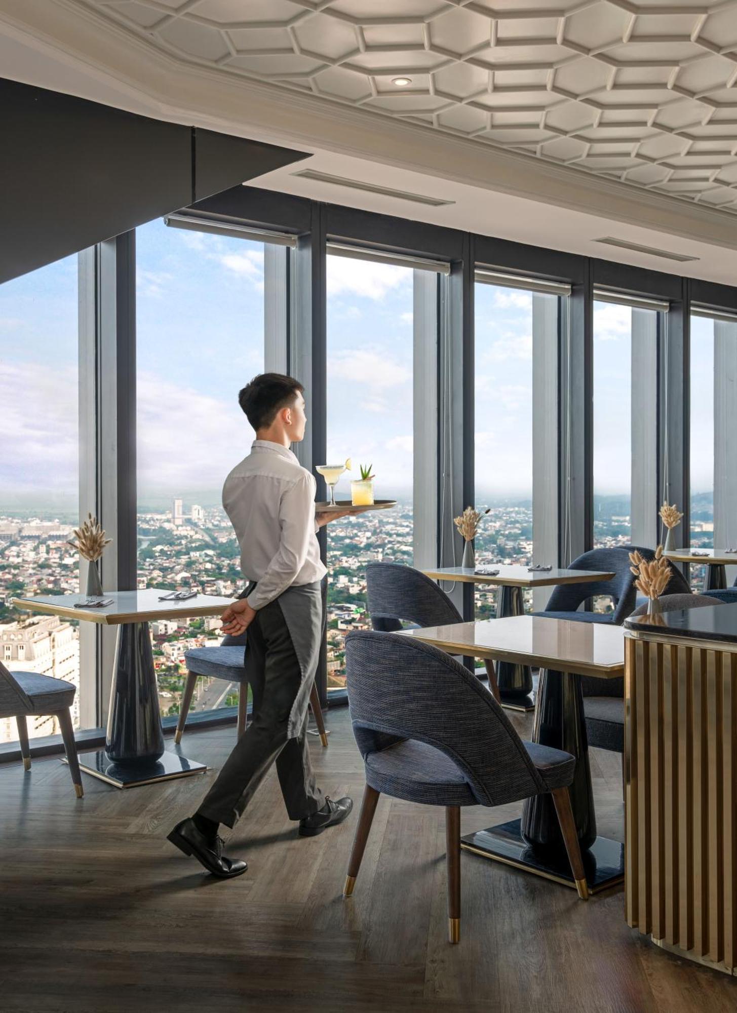 Hotel Melia Vinpearl Hue Exteriér fotografie The 360° Sky Lounge